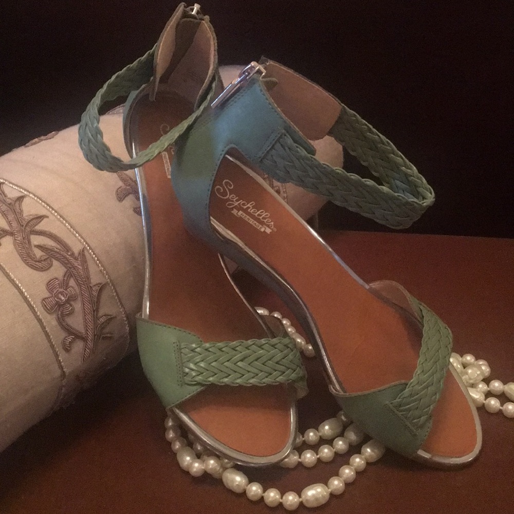 Seychelles sage green sandals. Size 8M
